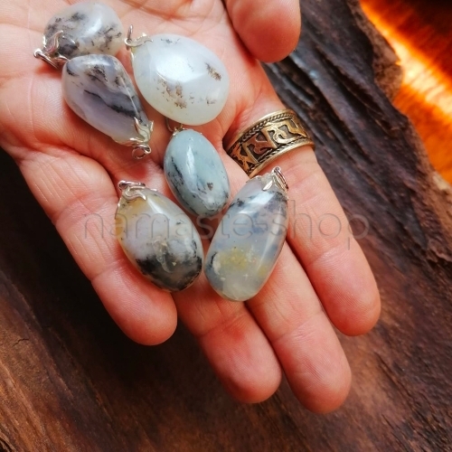 Ciondolo di Merlinite in Opale del Perù