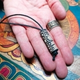 Ciondolo Tibetano TREKKER - Pietra Incisa - Amuleto Mantra di Protezione